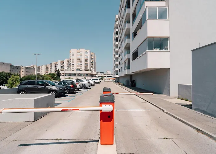 Luminous Living شقة